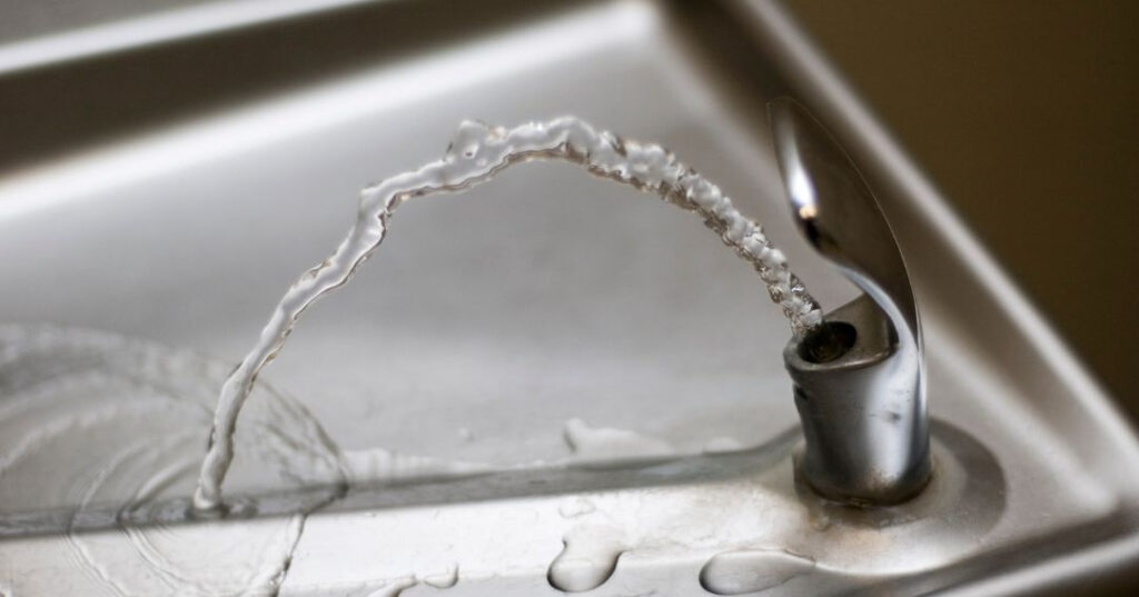 Conserto de Bebedouro em Belo Horizonte | Assistência Perto de Mim vazamento de agua no bebedouro